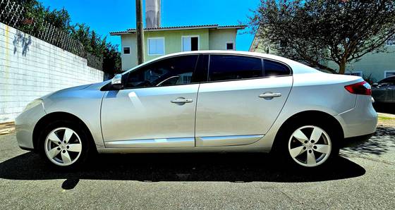 RENAULT FLUENCE 2.0 DYNAMIQUE 16V FLEX 4P AUTOMÁTICO